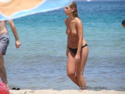 Amateurs girl topless at the beach - spy photos 04 30/50