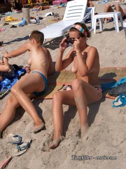 Amateurs girl topless at the beach - spy photos 04 32/50