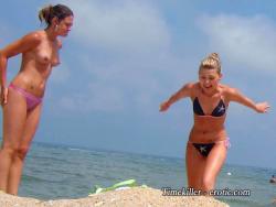 Amateurs girl topless at the beach - spy photos 04 46/50