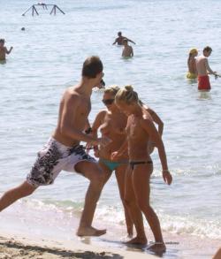 Amateurs girl topless at the beach - spy photos 04 45/50