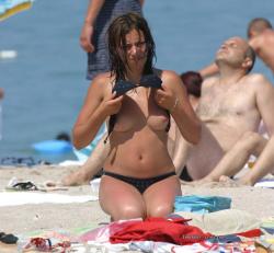 Amateurs girl topless at the beach - spy photos 04 47/50