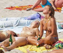 Amateurs: topless beach chicks. part 1.  16/47
