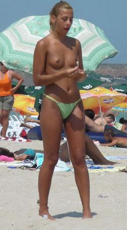 Amateurs: topless beach chicks. part 1.  35/47