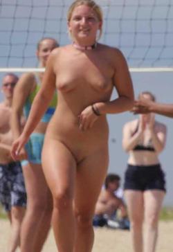 Amateurs: naked on the beach. part 4.  26/48