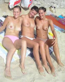 Amateurs: topless beach. part 7.  32/47