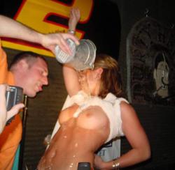 Party: wet t-shirt contest 40/48