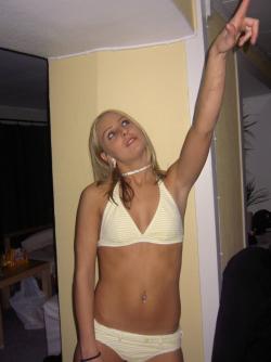 Blonde chick likes to pose  3/33