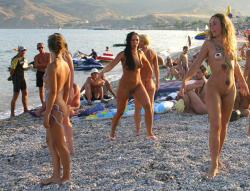 Amateur nudists and theirs beach body painting 38/50