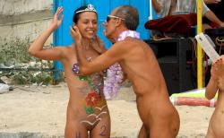 Amateur nudists and theirs beach body painting 42/50