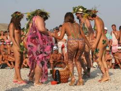 Amateur nudists and theirs beach body painting 44/50