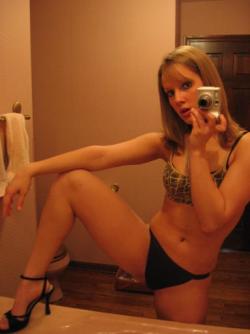 Young blond chick a her self pics 3/31