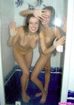Two naked teengirls in bathroom 10/16