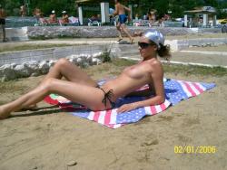 Amateur topless girls on the beach no.11  6/50