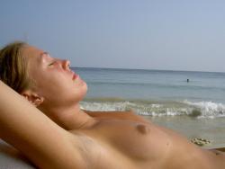 Amateur topless girls on the beach no.11  12/50