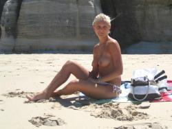 Amateur topless girls on the beach no.11  11/50
