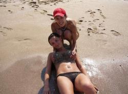 Amateur topless girls on the beach no.11  17/50