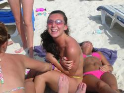 Amateur topless girls on the beach no.11  20/50