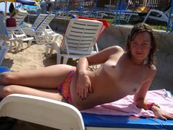 Amateur topless girls on the beach no.11  27/50