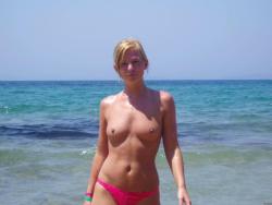 Amateur topless girls on the beach no.11  28/50