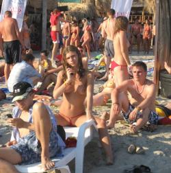Amateur topless girls on the beach no.11  33/50