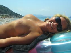 Amateur topless girls on the beach no.11  35/50