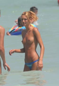 Summer topless beach pics 5/37