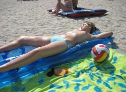 Summer topless beach pics 27/37