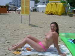 Summer topless beach pics 34/37