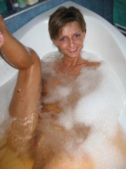 Isha gets wet in the tub (50 pics)