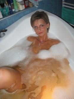 Isha gets wet in the tub  39/50