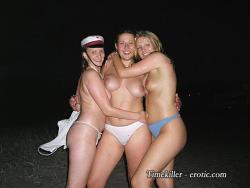 Grouptopless photos amateur girls on the beach 9/50