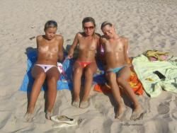 Grouptopless photos amateur girls on the beach 18/50