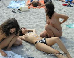 Grouptopless photos amateur girls on the beach 16/50