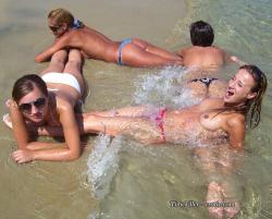 Grouptopless photos amateur girls on the beach 32/50