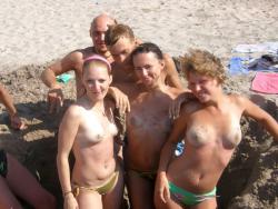 Grouptopless photos amateur girls on the beach 35/50