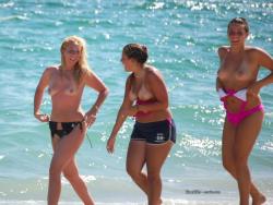 Grouptopless photos amateur girls on the beach 42/50