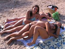 Grouptopless photos amateur girls on the beach 45/50