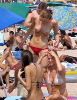 Amateurs girl topless at the beach - spy photos 01 4/45