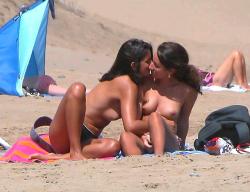 Amateurs girl topless at the beach - spy photos 01 9/45
