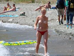 Amateurs girl topless at the beach - spy photos 01 10/45