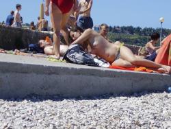 Amateurs girl topless at the beach - spy photos 01 12/45