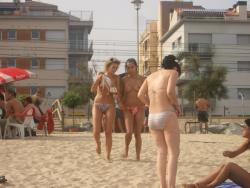 Amateurs girl topless at the beach - spy photos 01 17/45
