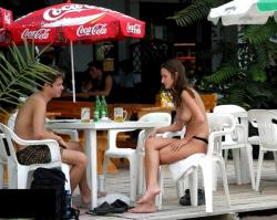Amateurs girl topless at the beach - spy photos 01 19/45