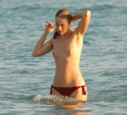 Amateurs girl topless at the beach - spy photos 01 20/45