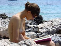 Amateurs girl topless at the beach - spy photos 01 25/45