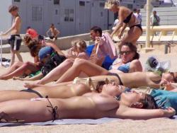 Amateurs girl topless at the beach - spy photos 01 29/45