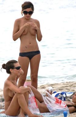 Amateurs girl topless at the beach - spy photos 01 34/45