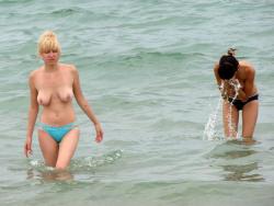 Amateurs girl topless at the beach - spy photos 01 35/45