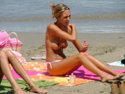 Amateurs girl topless at the beach - spy photos 01 44/45