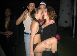 Drunk chicks getting naked (38 pics)